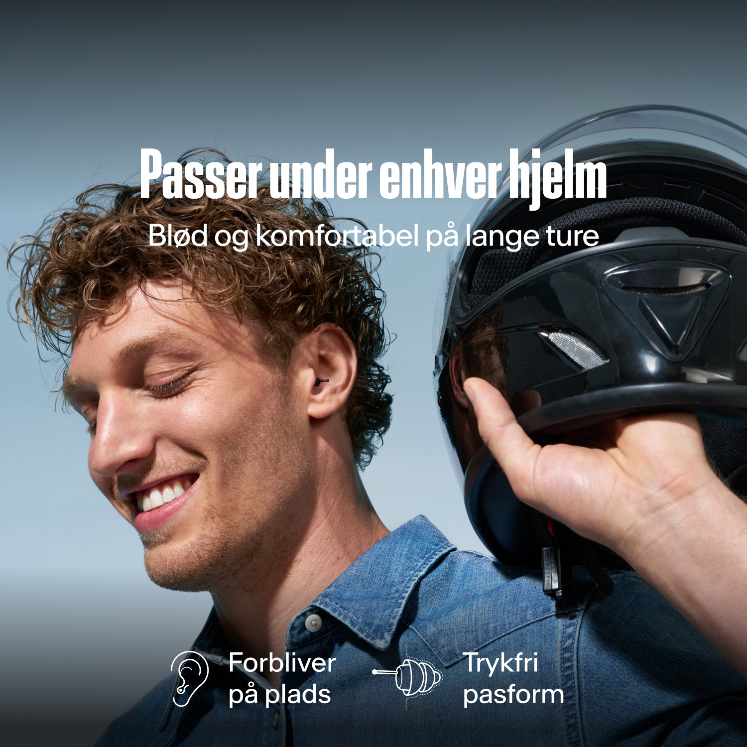 Smilende mand med Alpine MotoSafe Duo ørepropper holder en hjelm, med teksten &