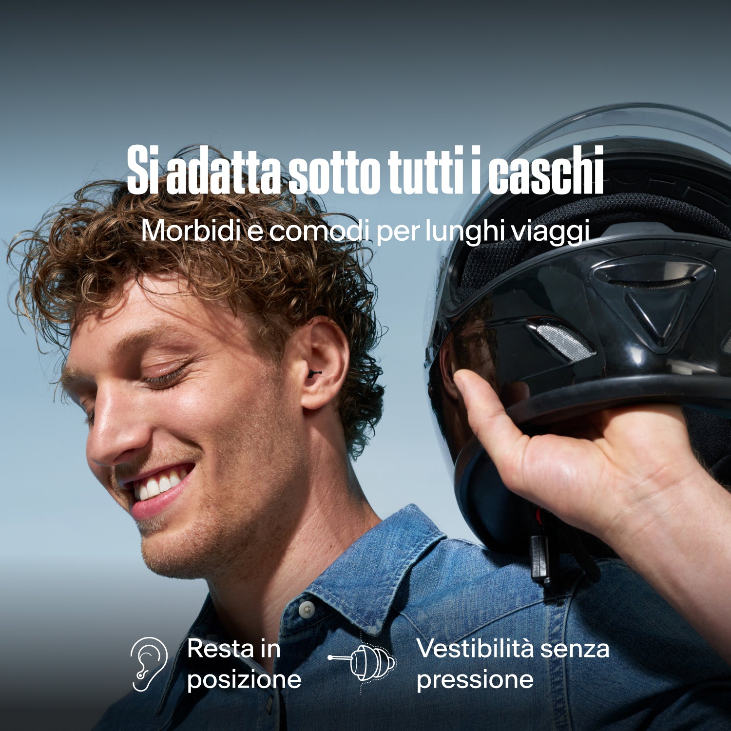 Uomo sorridente con tappi Alpine MotoSafe Duo che tiene un casco, con la scritta &