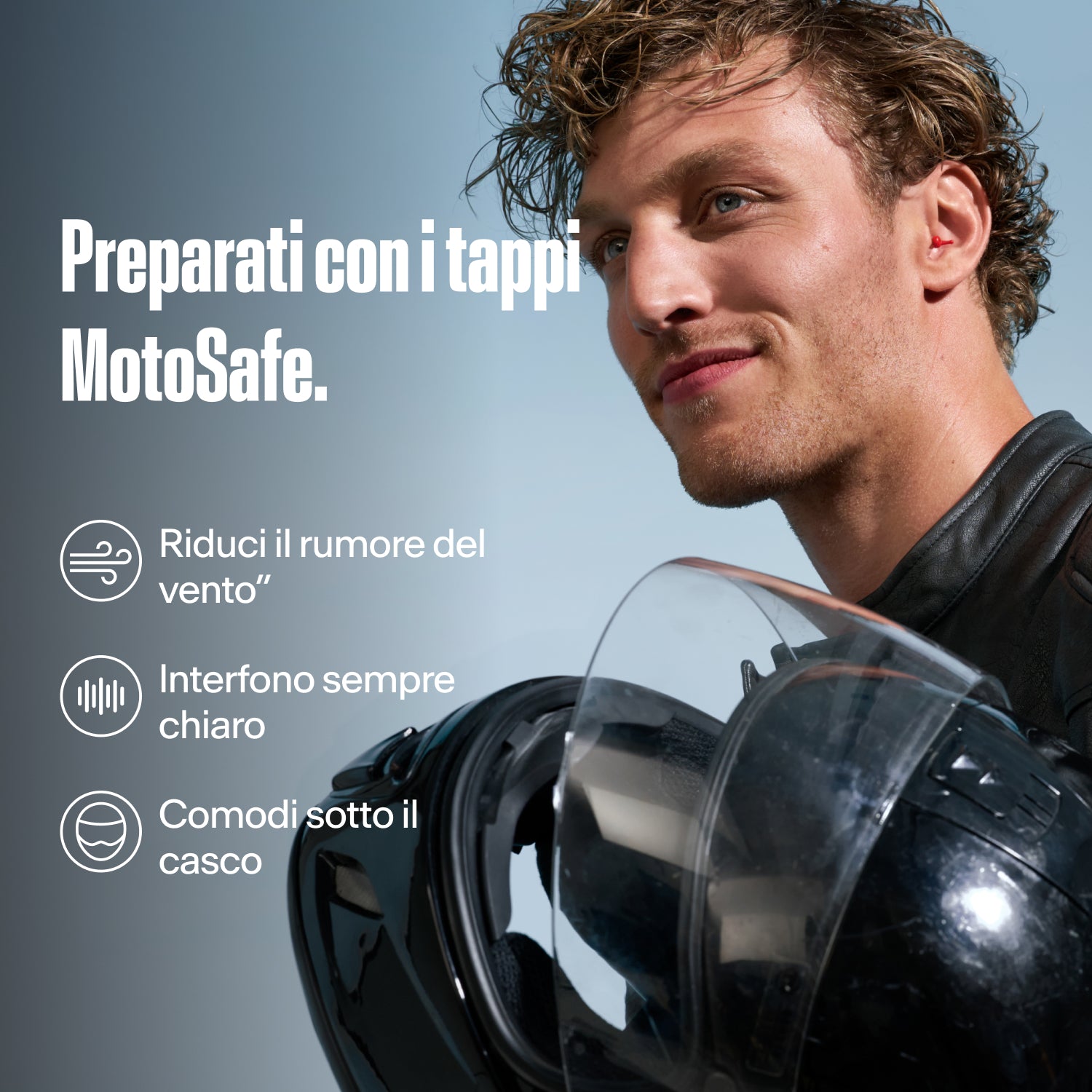 Motociclista con tappi Alpine MotoSafe Sport che tiene un casco, con la scritta &