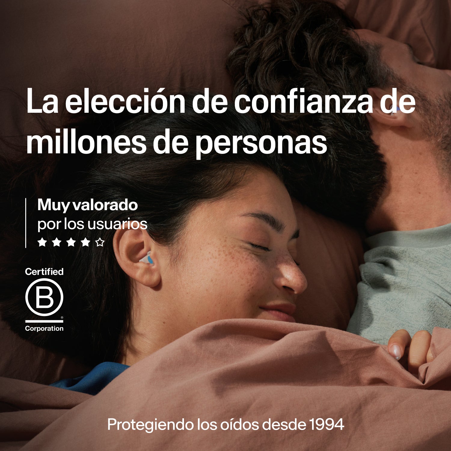 Pareja dormida con tapones Alpine SleepDeep Multisize, elegidos por millones, certificación B Corp, protegiendo oídos desde 1994