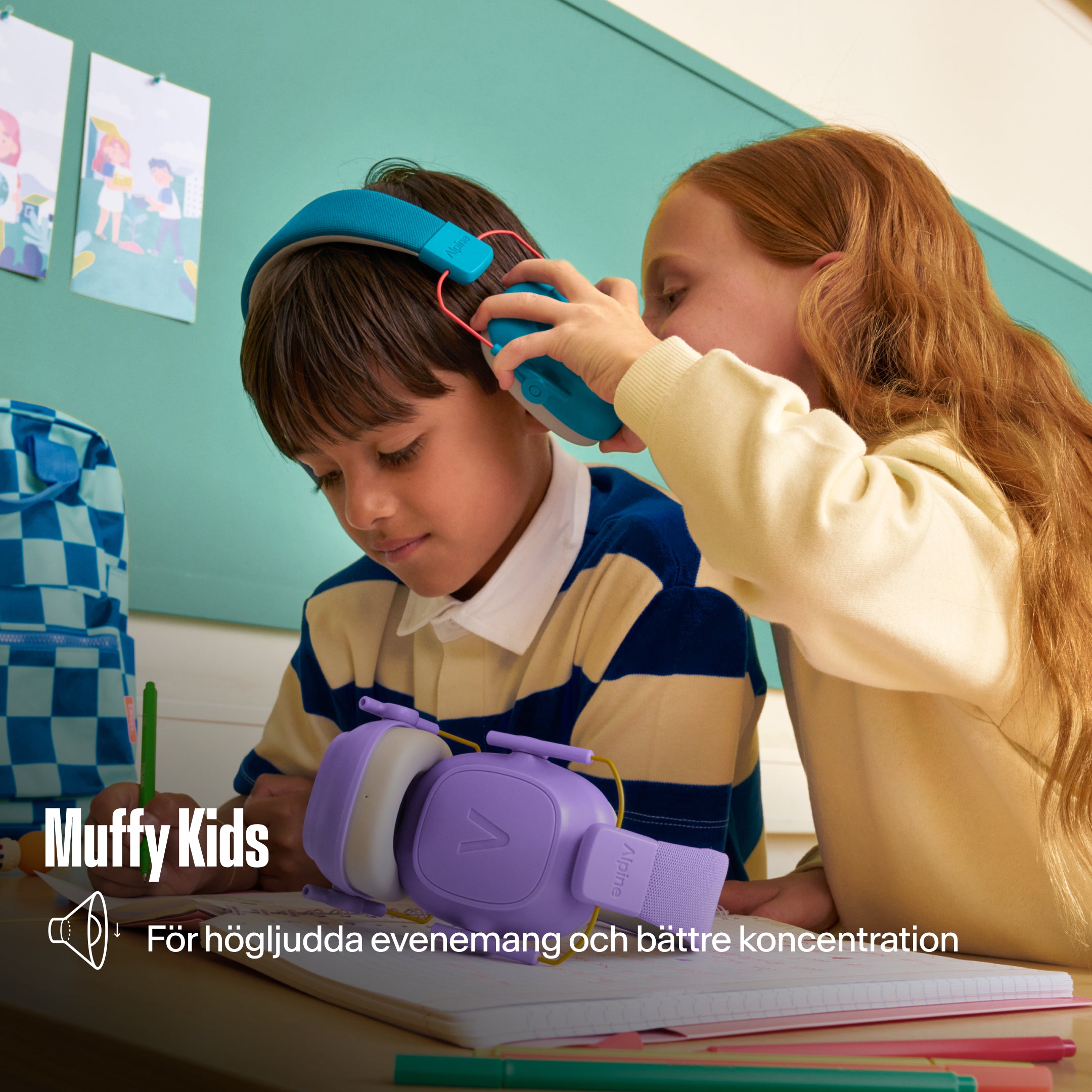 Alpine Muffy Kids hörselkåpor som en flicka sätter på en pojke vid en skolbänk, med texten &