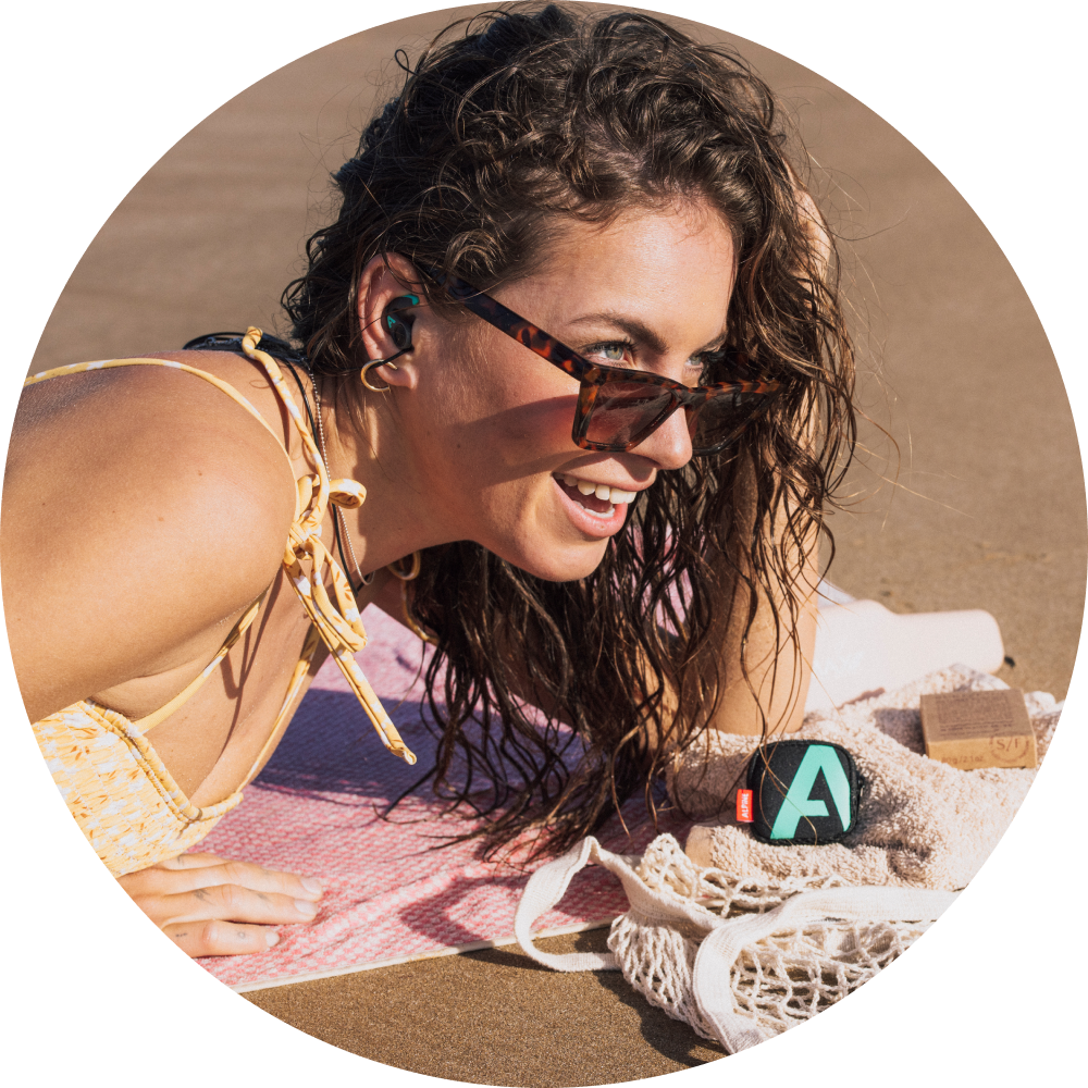 Vrouw met watersafe pro op het strand