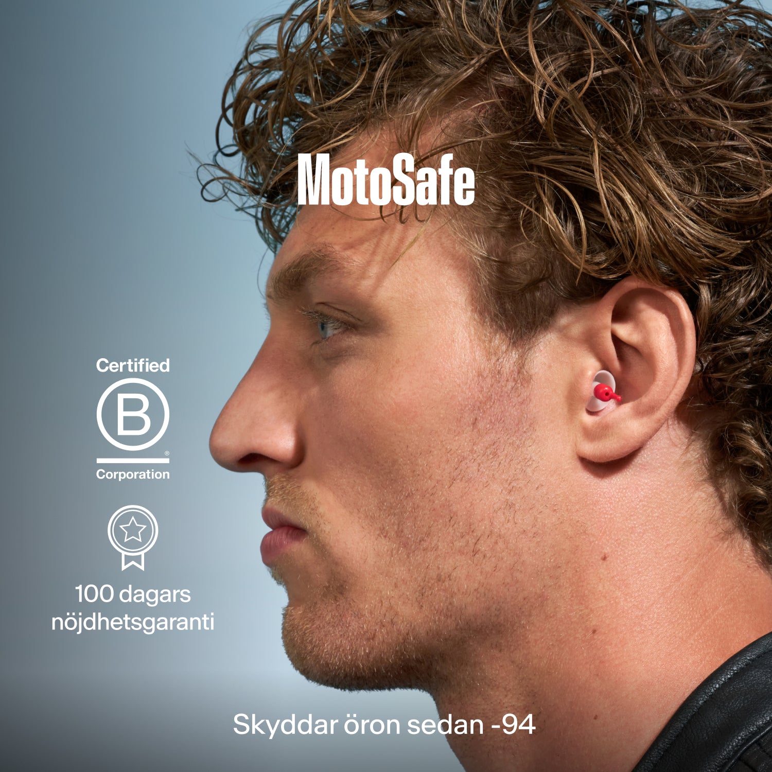 Man med en Alpine MotoSafe Duo öronpropp i örat, med texten &