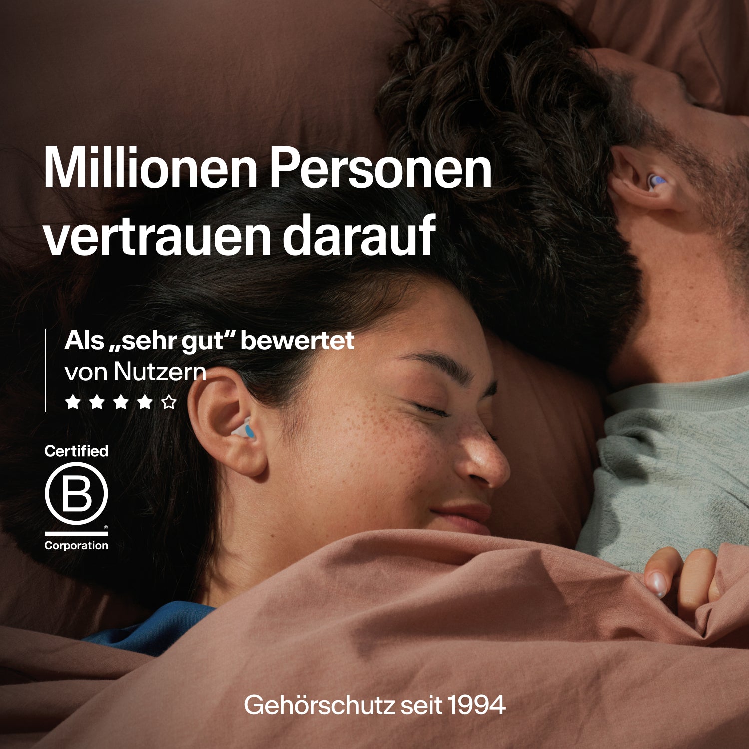 Schlafendes Paar mit Alpine SleepDeep Ohrstöpseln in Größe S, von Millionen geschätzt, B Corp zertifiziert, Gehörschutz seit 1994