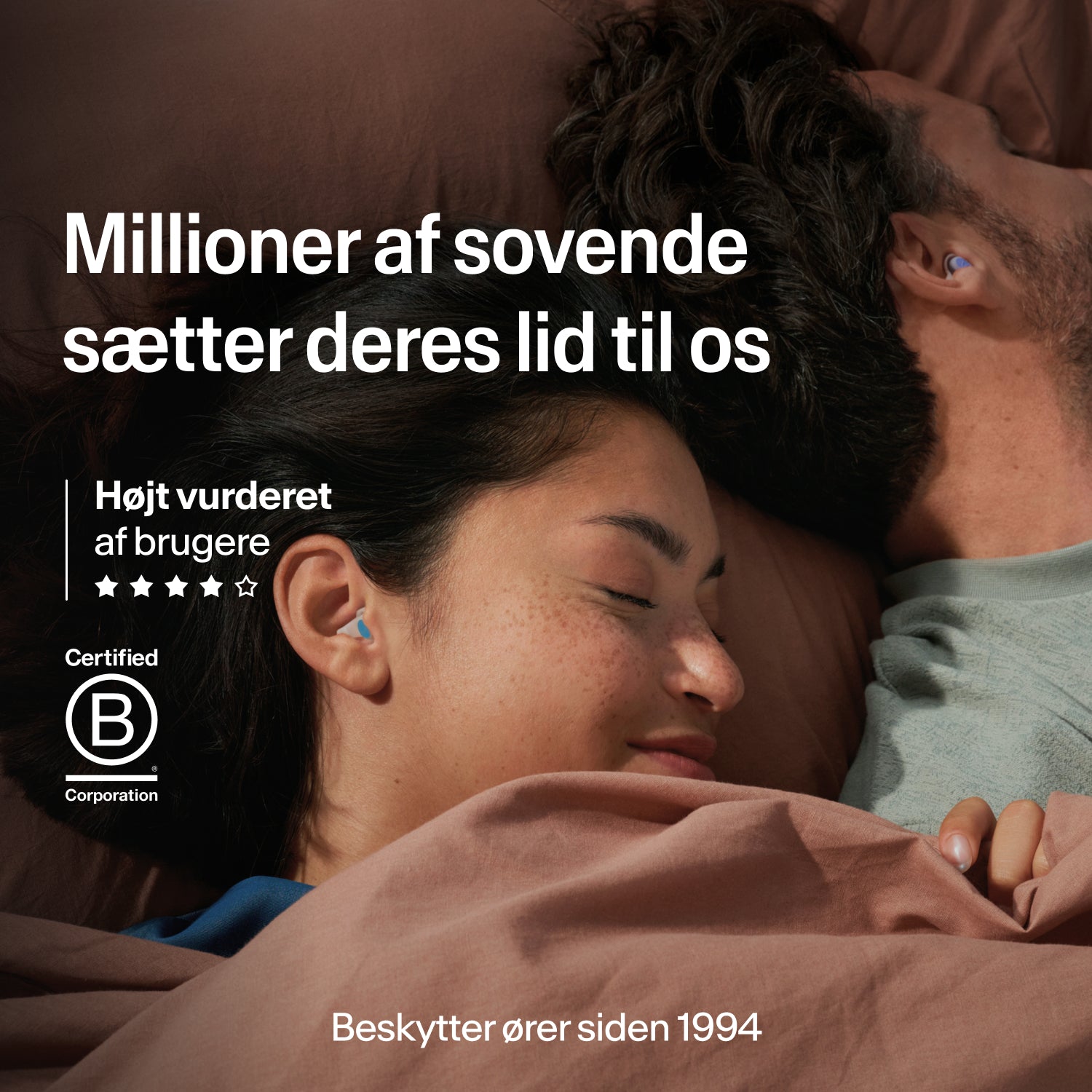 Sovende par med Alpine SleepDeep ørepropper i størrelse S, betroet af millioner, B Corp-certificeret, beskytter ører siden 1994