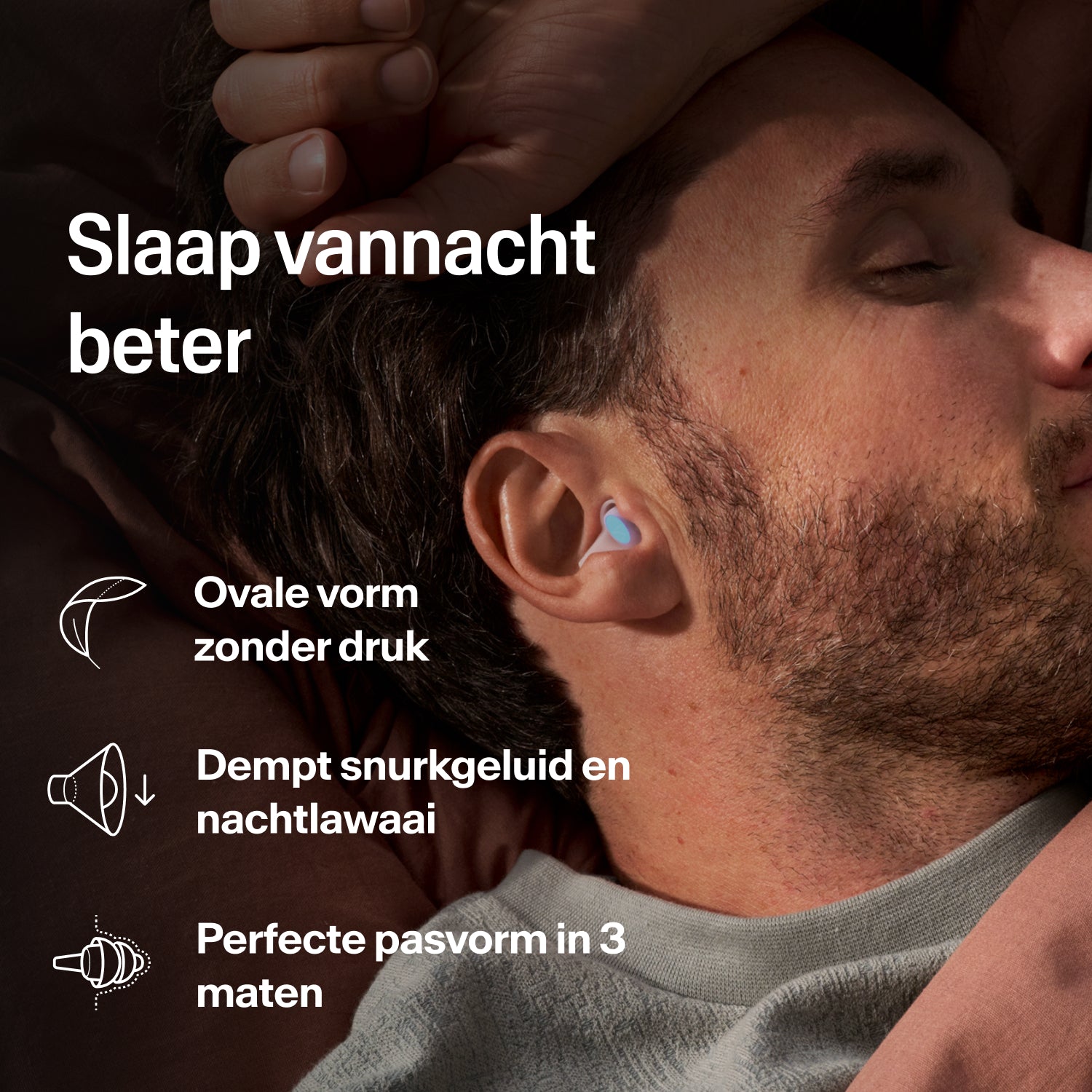 Man slaapt op zijn zij met een Alpine SleepDeep oordopje in maat S tegen gesnurk en nachtlawaai