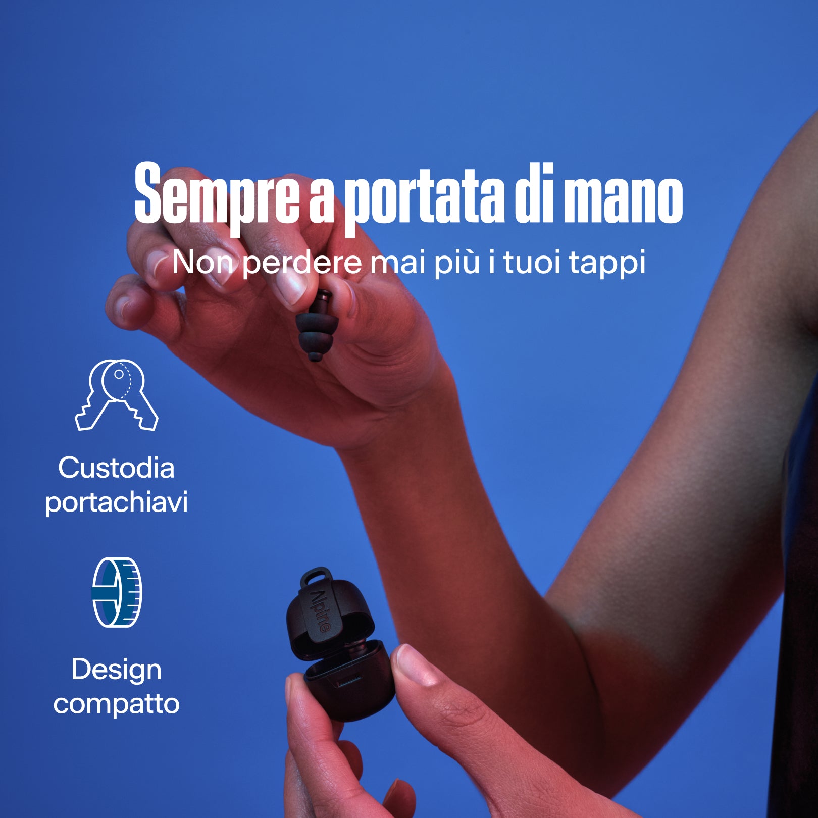 Alpine PartyPlug Pro, sempre a portata di mano. Mano che tiene un tappo nero e una custodia portachiavi
