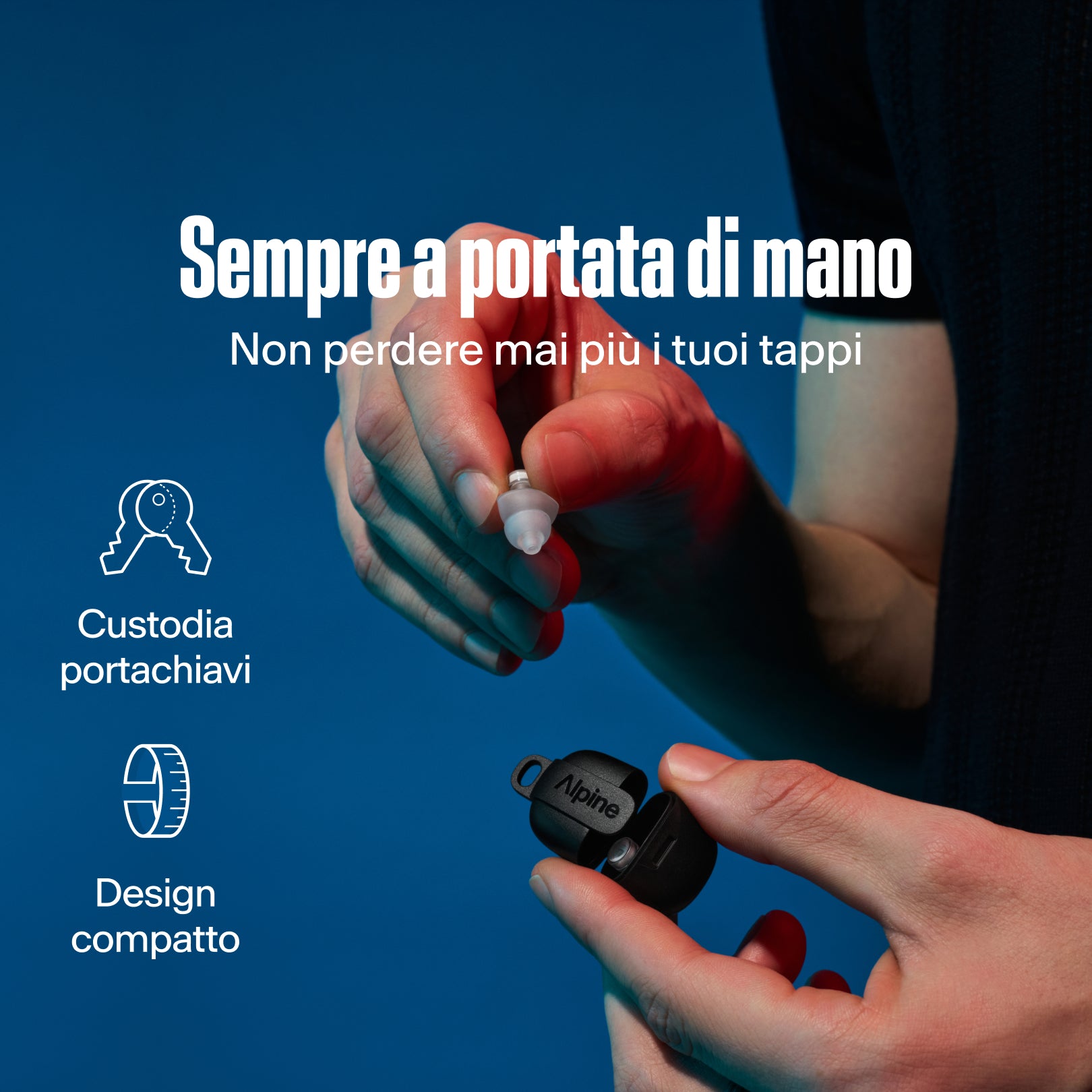 Alpine PartyPlug Pro, sempre a portata di mano. Mani con tappo trasparente e custodia portachiavi nera