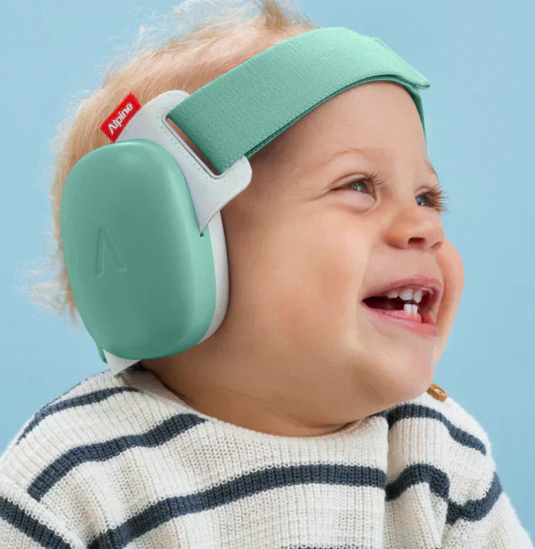 Een baby die Alpine Muffy Baby draagt.
