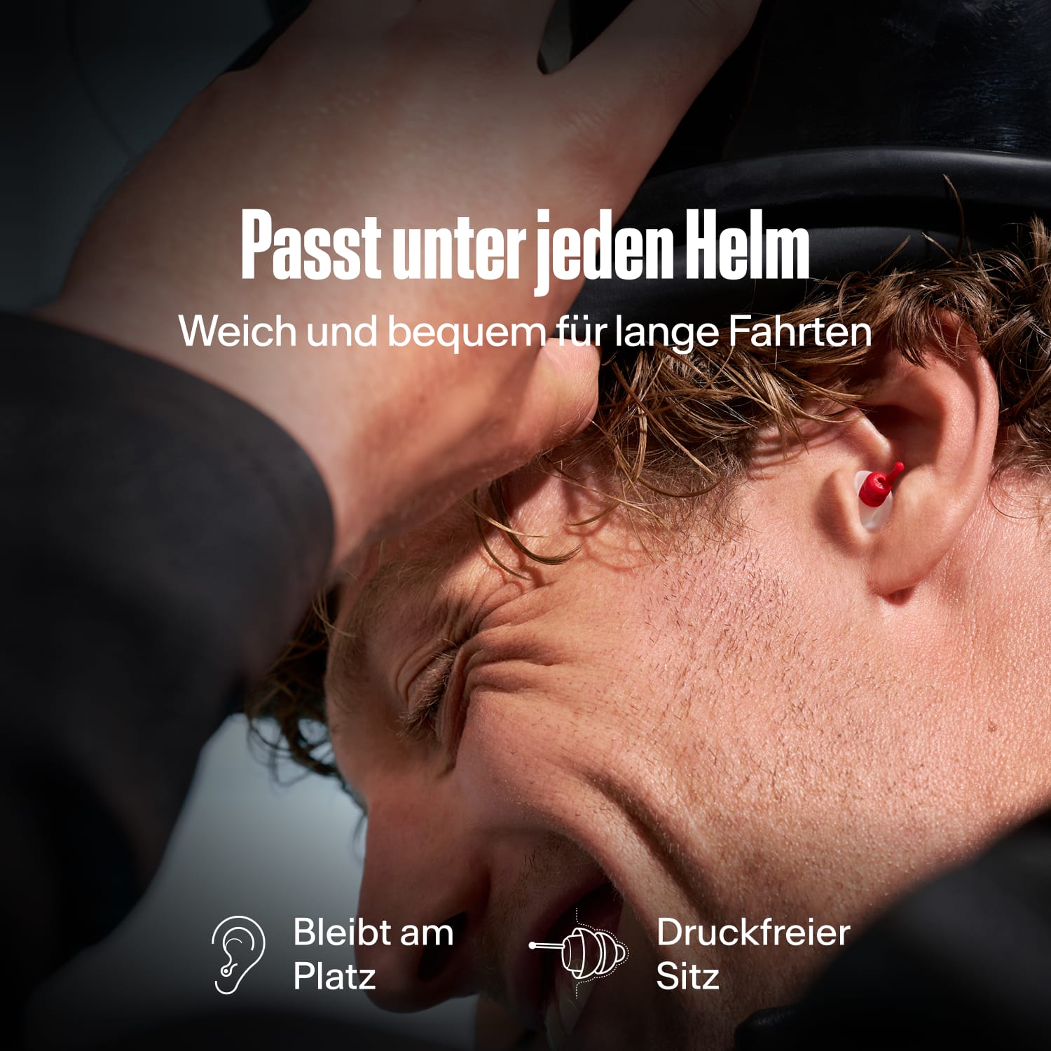 Motorradfahrer mit einem Alpine MotoSafe Sport Ohrstöpsel setzt einen Helm auf, mit dem Text &