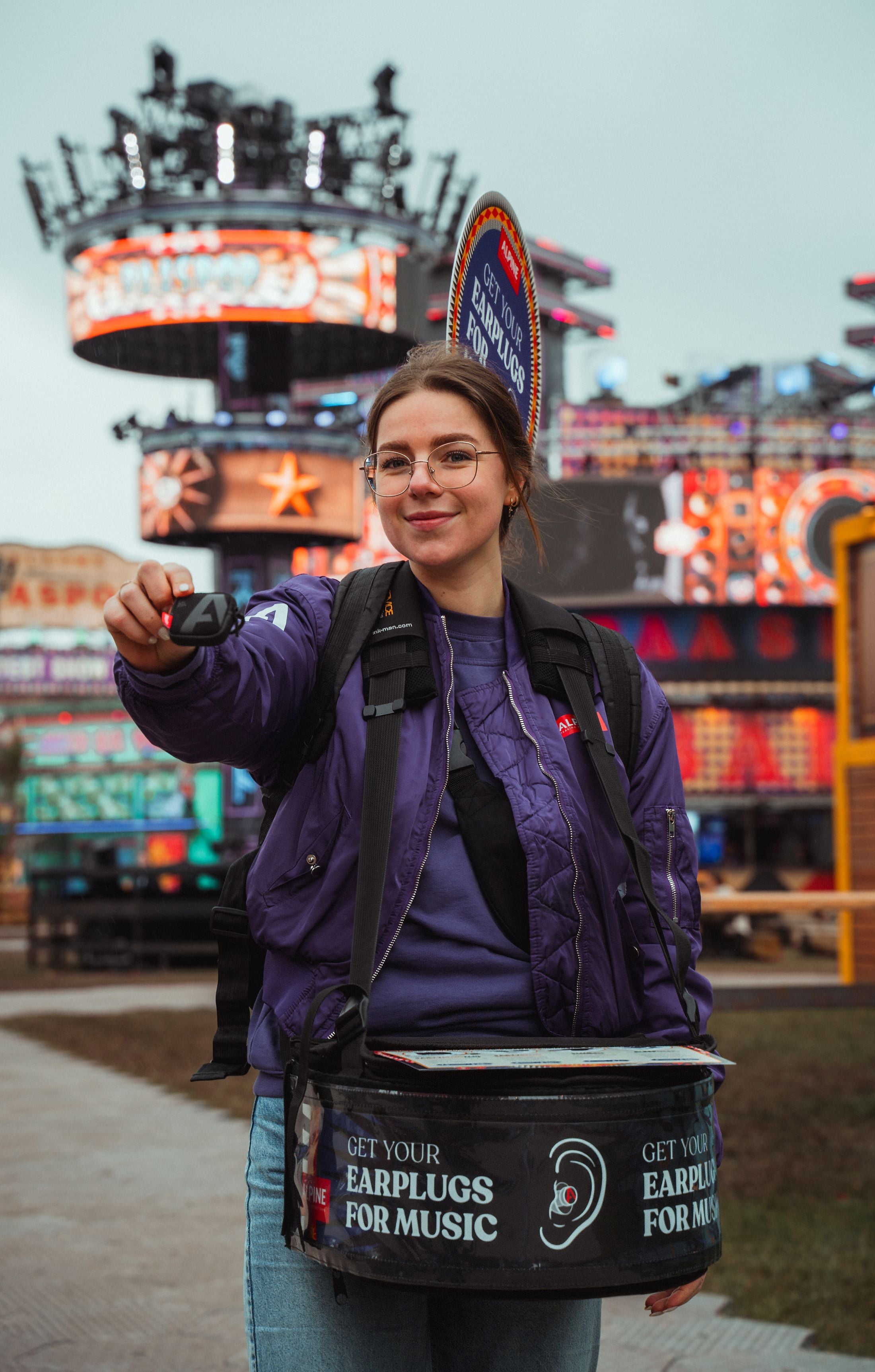 alpine promoter op een festival