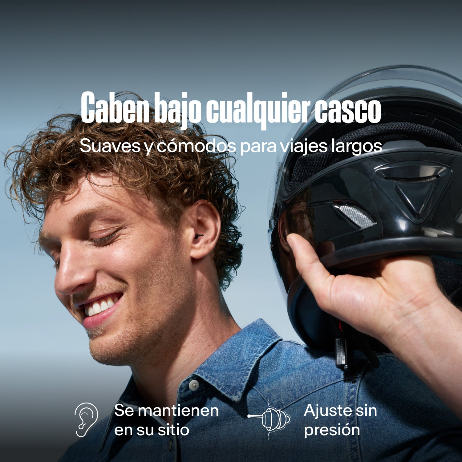 Hombre sonriente con tapones Alpine MotoSafe Duo sujetando un casco, con el texto &