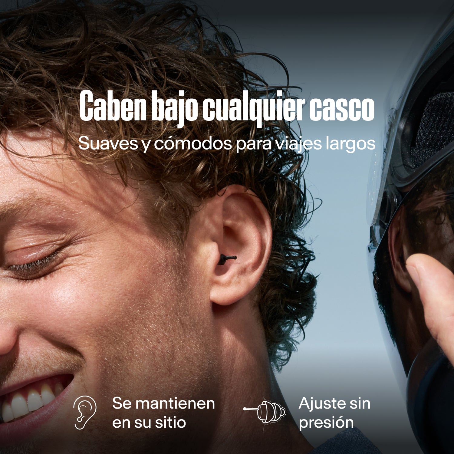 Hombre con un tapón Alpine MotoSafe Tour en el oído junto a un casco, texto «Caben bajo cualquier casco – Suaves y cómodos para viajes largos», «Se mantienen en su sitio», «Ajuste sin presión» 