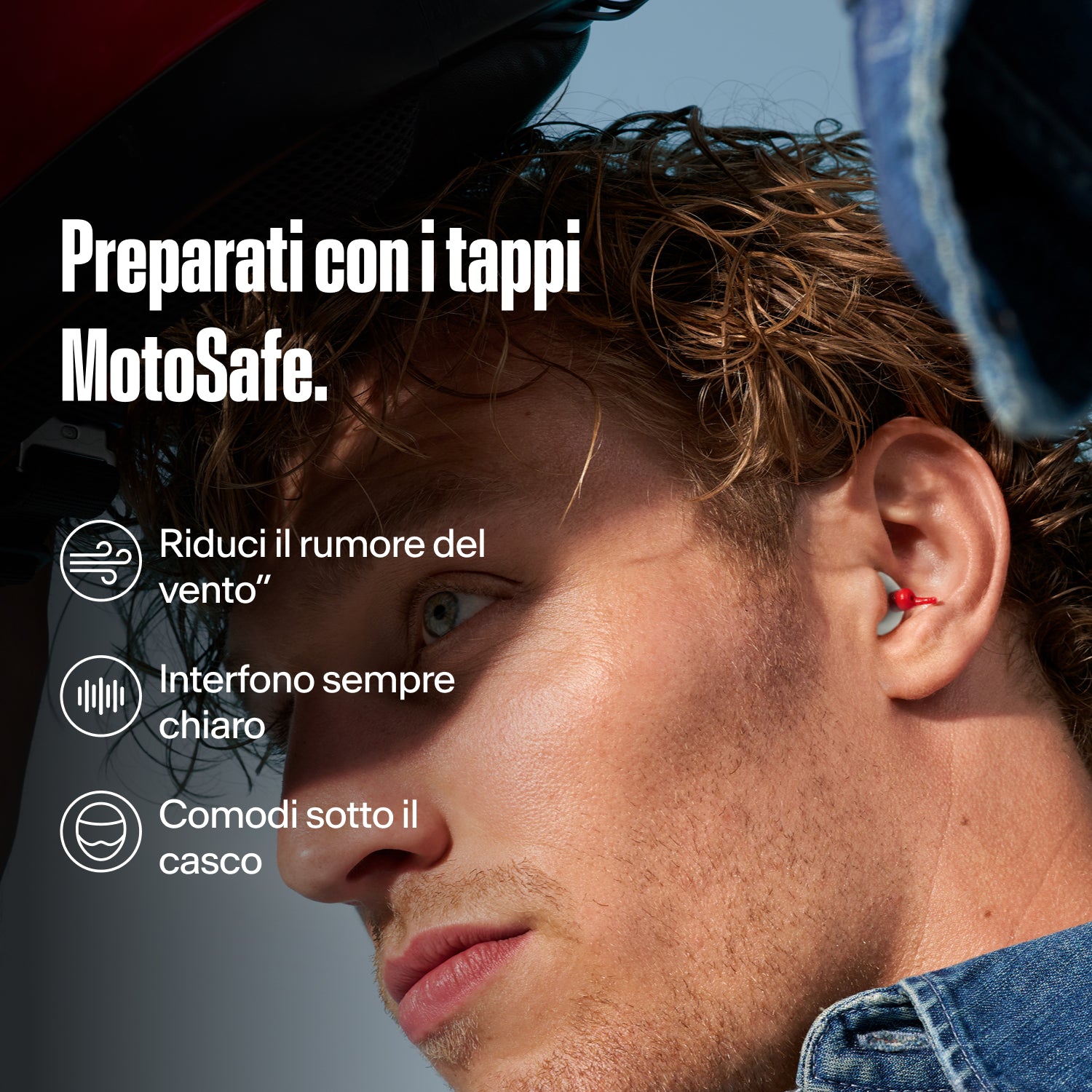 Uomo con un tappo Alpine MotoSafe Duo nell&