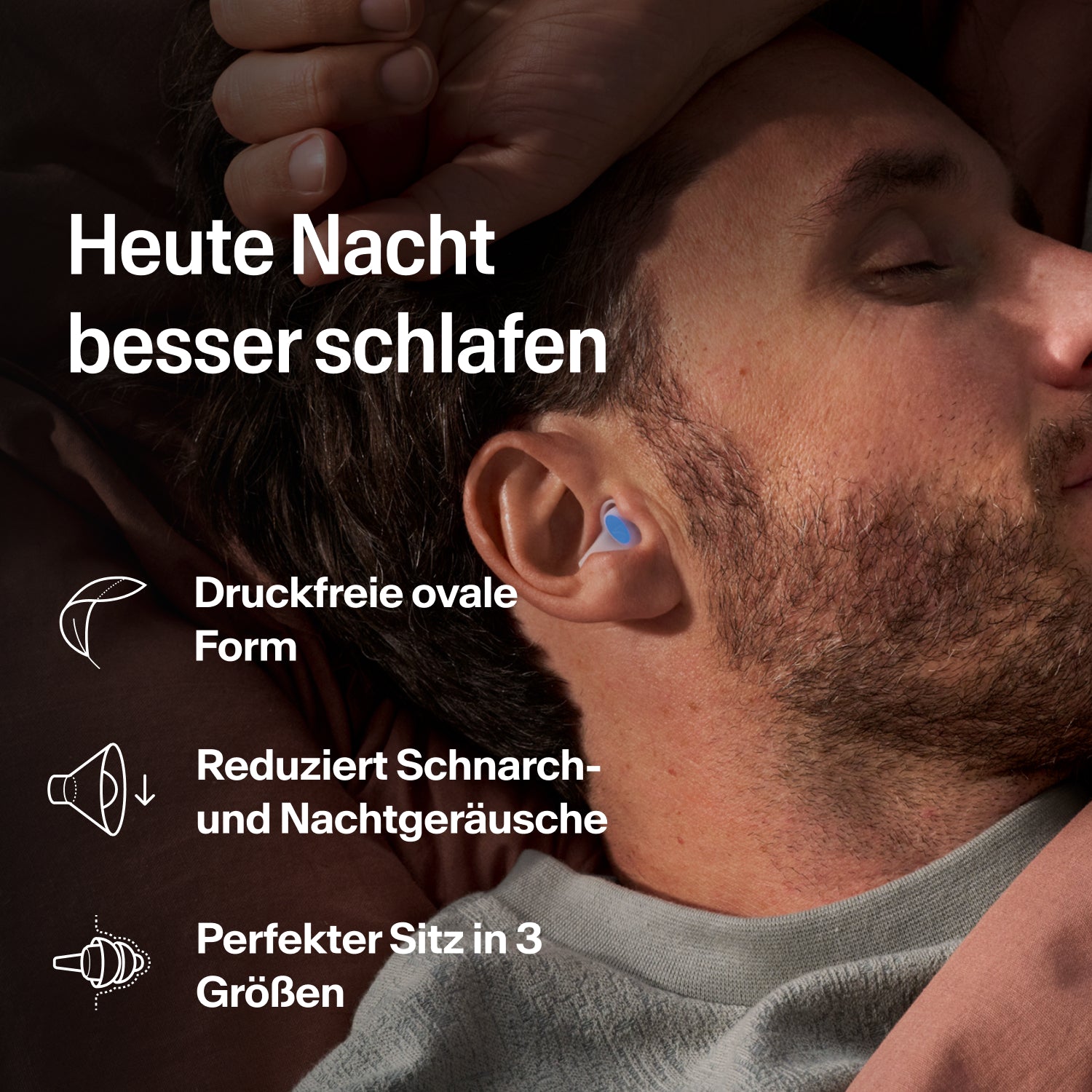 Mann schläft auf der Seite mit Alpine SleepDeep Ohrstöpsel in Größe M gegen Schnarchen und Nachtlärm  