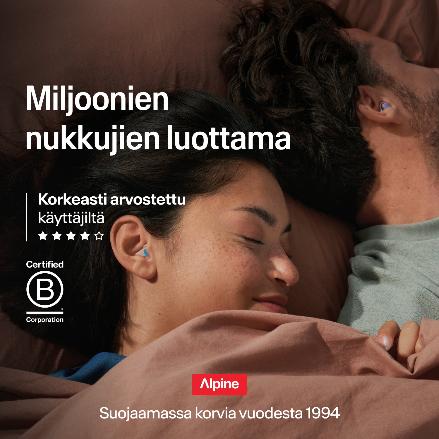 Nukkuva pariskunta käyttää Alpine SleepDeep -korvatulppia, koko M, miljoonien luottama, B Corp -sertifioitu, korvansuojausta vuodesta 1994 