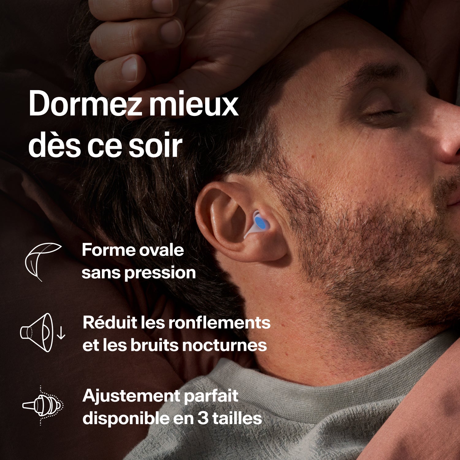 Homme endormi sur le côté portant un bouchon Alpine SleepDeep taille M contre ronflements et bruit nocturne 