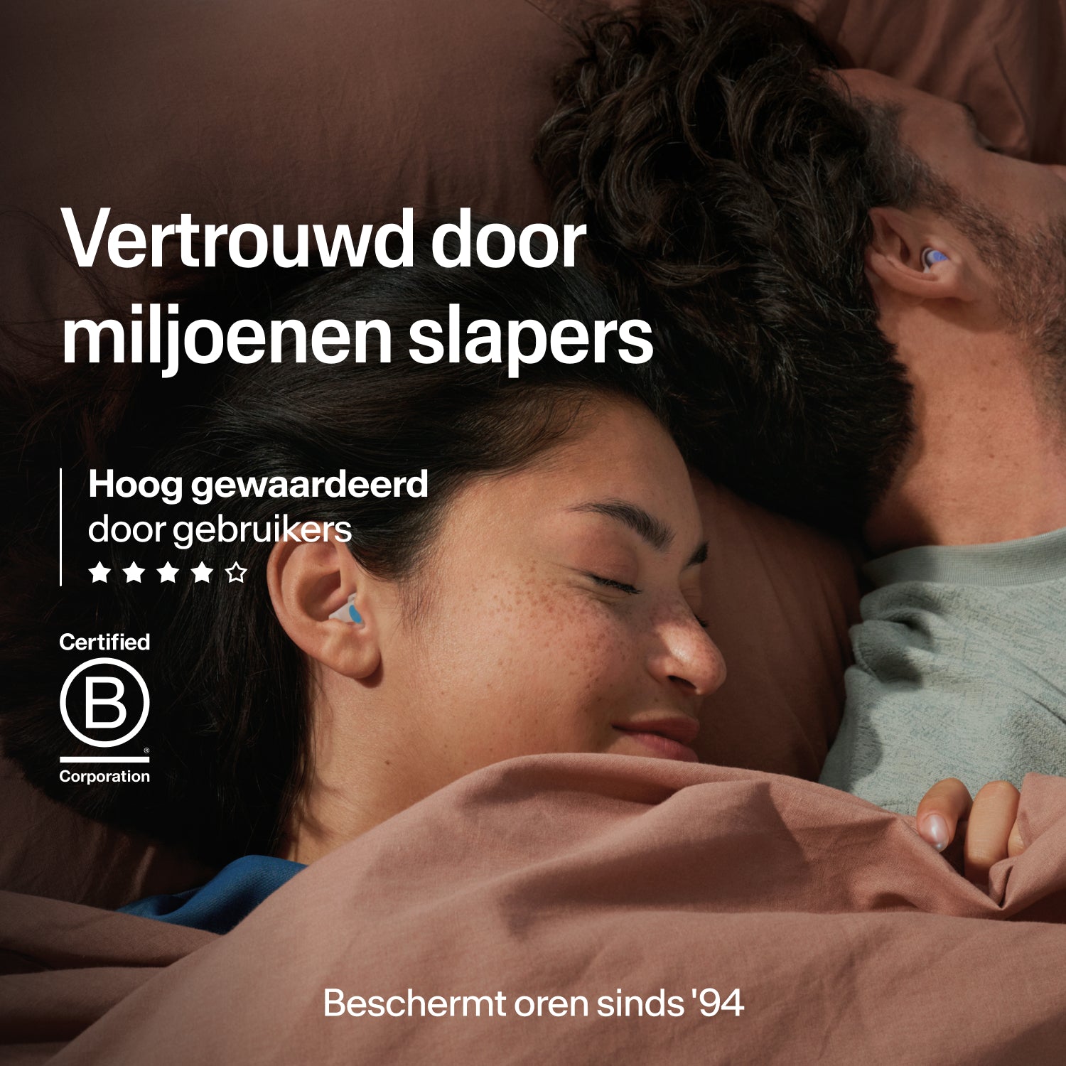 Slapend stel met Alpine SleepDeep oordopjes in maat S, vertrouwd door miljoenen, B Corp-gecertificeerd, oorbescherming sinds 1994 