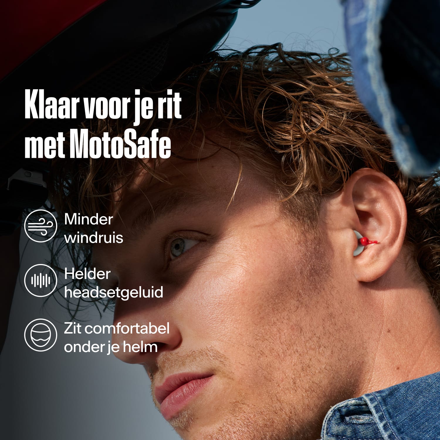 Man met een Alpine MotoSafe Duo oordop in, met de tekst &