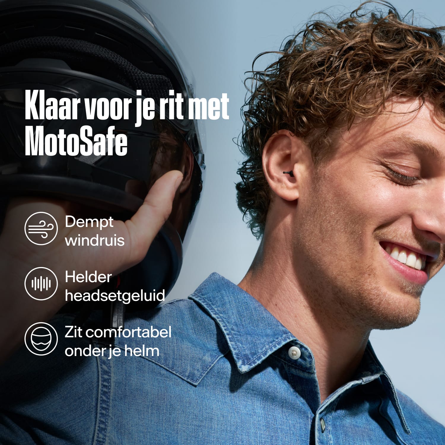 Lachende man met motorhelm, tekst "Klaar voor je rit met MotoSafe": "Dempt windruis", "Helder headsetgeluid", "Zit comfortabel onder je helm" (Alpine MotoSafe Tour) 