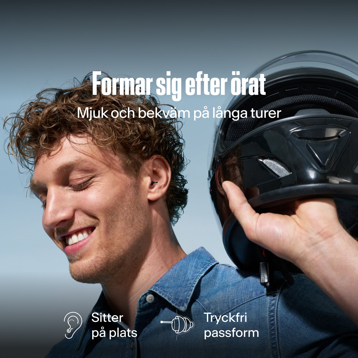 Leende man med Alpine MotoSafe Duo öronproppar håller en hjälm, med texten &