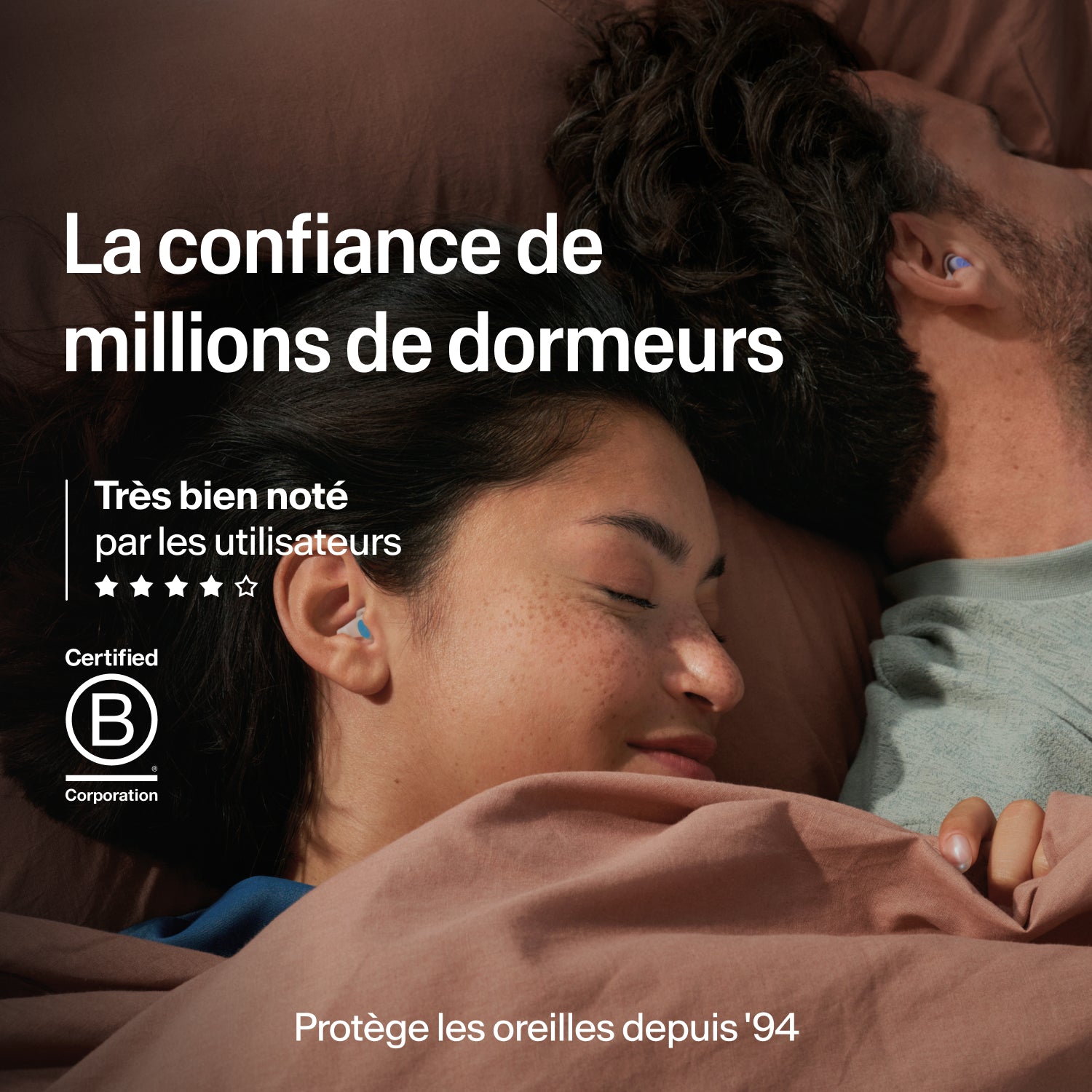 Couple endormi portant des bouchons Alpine SleepDeep taille S, adoptés par des millions, certifiés B Corp, protection auditive depuis 1994 