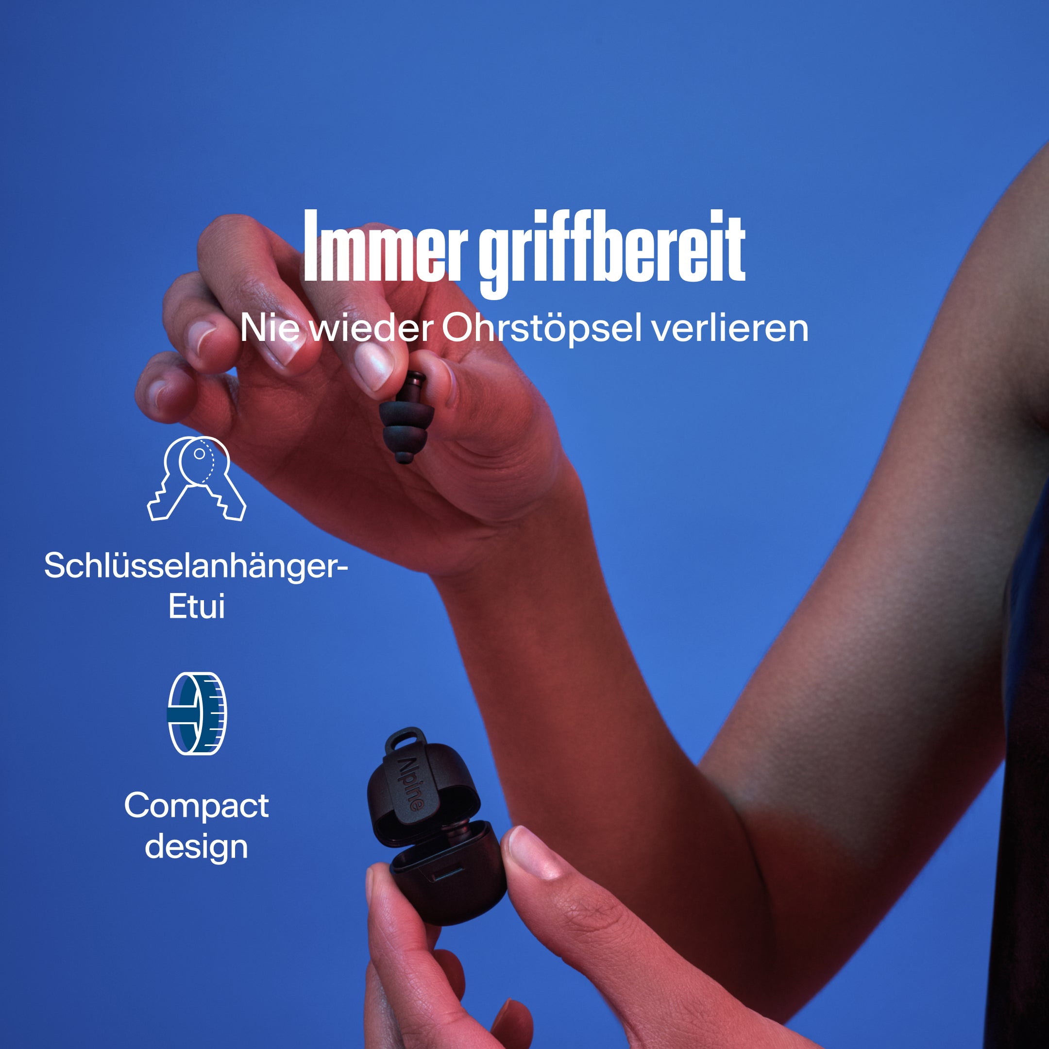 Alpine PartyPlug Pro, immer griffbereit. Hand hält schwarzen Ohrstöpsel und Schlüsselanhänger-Etui. 