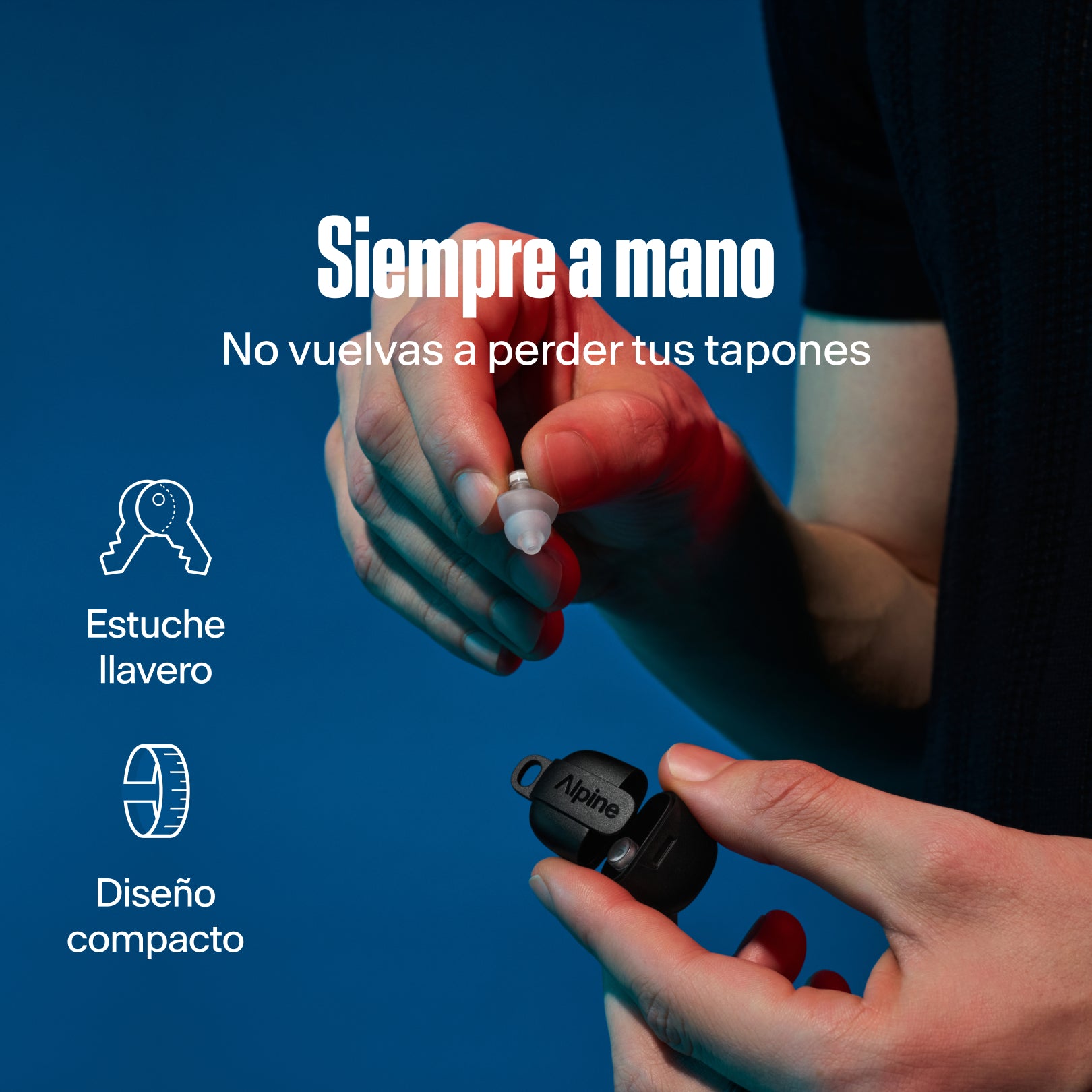 Alpine PartyPlug Pro, siempre a mano. Manos sosteniendo un tapón transparente y un estuche llavero 